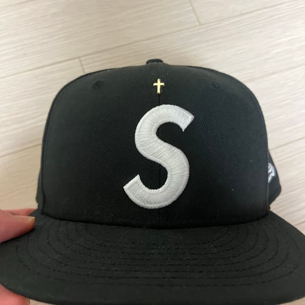 슈프림 골드 크로스 S로고 뉴에라 블랙