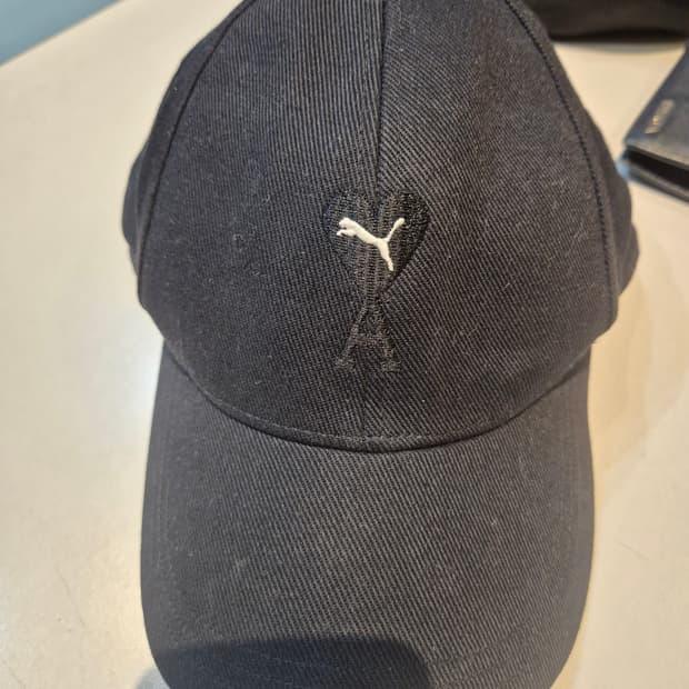 푸마 x 아미 로우 커브 캡 블랙 판매합니다
