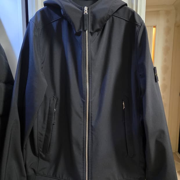 스톤아일랜드 라이트 소프트쉘-R 블랙 L