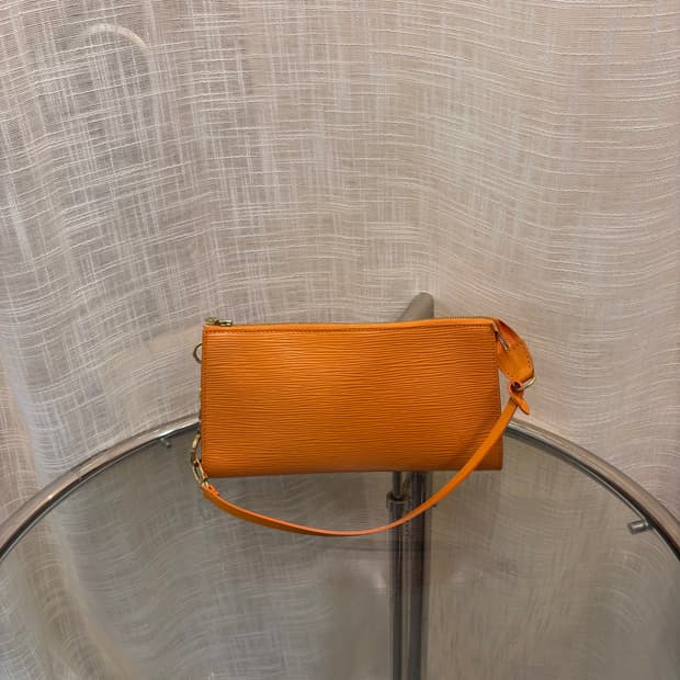 정품 루이비통 에삐 포쉐트 악세수아 파우치 숄더백    