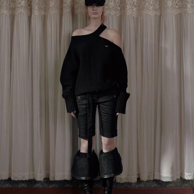 보헤미안서울 넥 컷아웃 루즈핏 니트 블랙