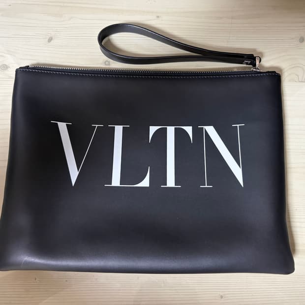 발렌티노 VLTN 로고 레더 클러치 블랙