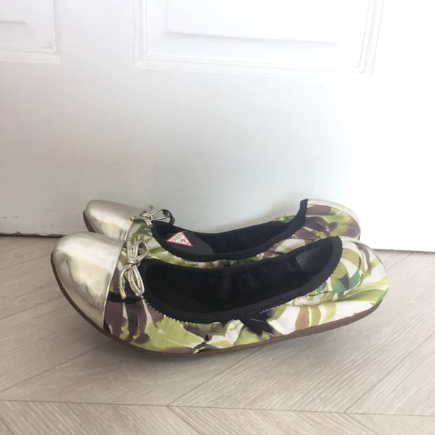 GUESS Leaf Print Ballet Flats
