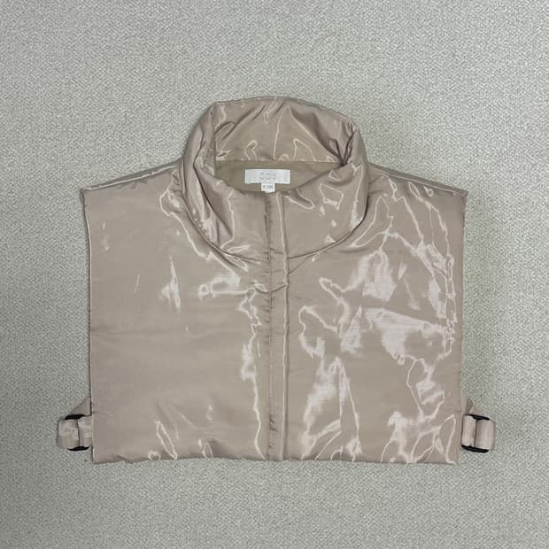 코스 벨티드 크롭 패딩 조끼