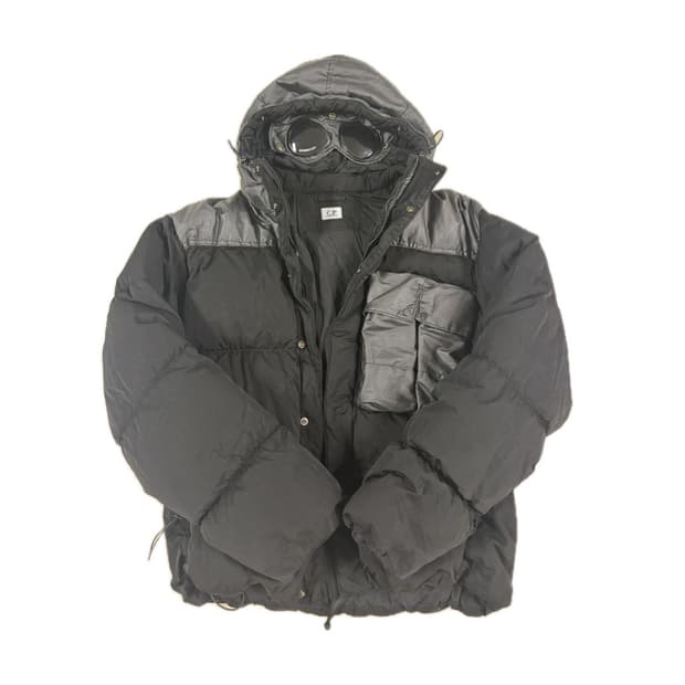 C.P. 컴퍼니 에코 크롬-R 믹스드 고글 다운 자켓 블랙-24FM
