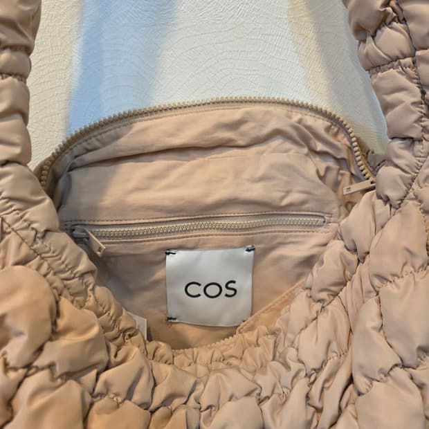 COS 코스 오버사이즈 퀼티드 숄더백 베이지