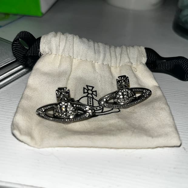 비비안웨스트우드 미니 바스 릴리프 이어링