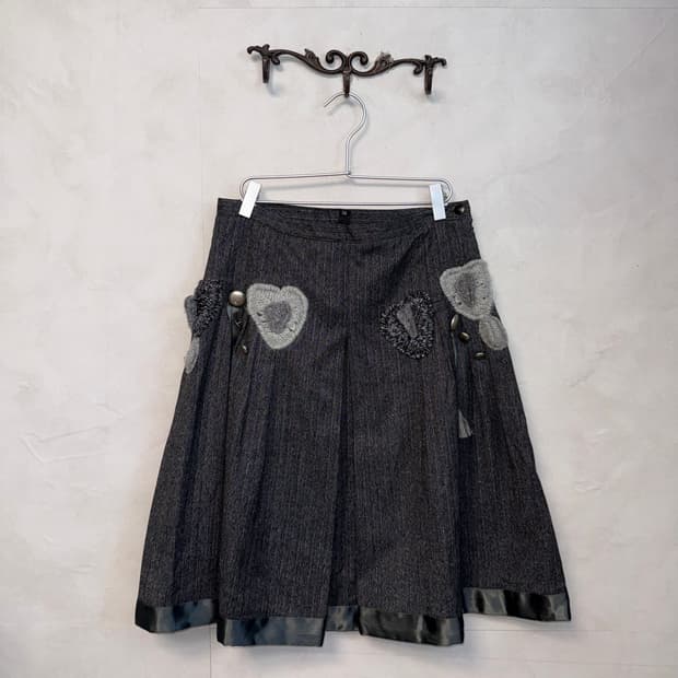 Charcoal heart knit patch wool pleats sk