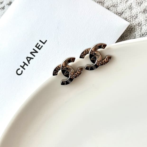 레터링 샤넬 업사이클링 빈티지 단추 귀걸이