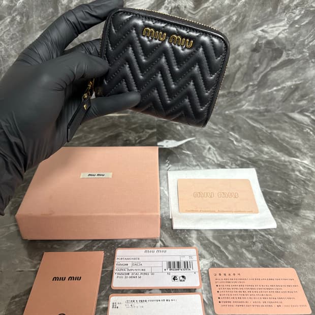 미우미우 마테라쎄 나파 가죽 동전 지갑