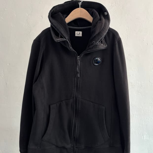 C.P. Company 씨피컴퍼니 블랙 컬러 렌즈 와펜 후드 집업