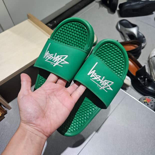 나이키 x 스투시 베나시 슬라이드 파인 그린나이키와 스투시 콜라보 슬리퍼