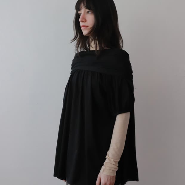 아모르샤이 BACK RIBBON TOP - BLACK
