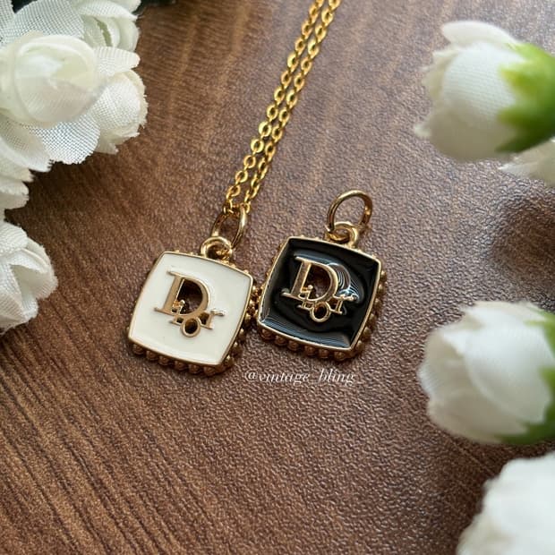 디올 볼드 스퀘어 목걸이