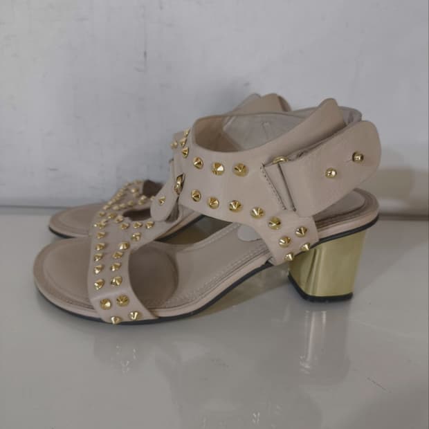 375 245mm 슈콤마보니 골드 스터드 펌프스힐 샌들