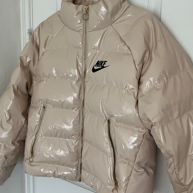 *해외출국으로 판매중단예정* 나이키 유광 숏패딩 베이지