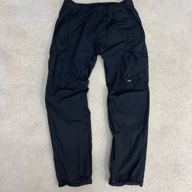 CP컴퍼니 렌즈와펜 코튼 조거 팬츠 