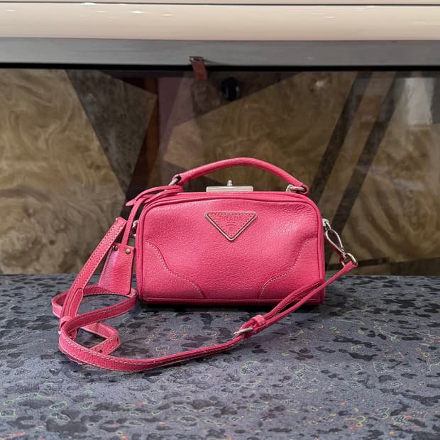 프라다 핑크 레더 미니 크로스바디 백