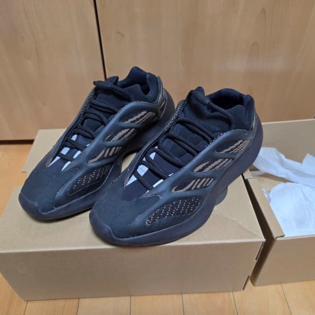 아디다스 이지 700 V3 클레이 브라운 260