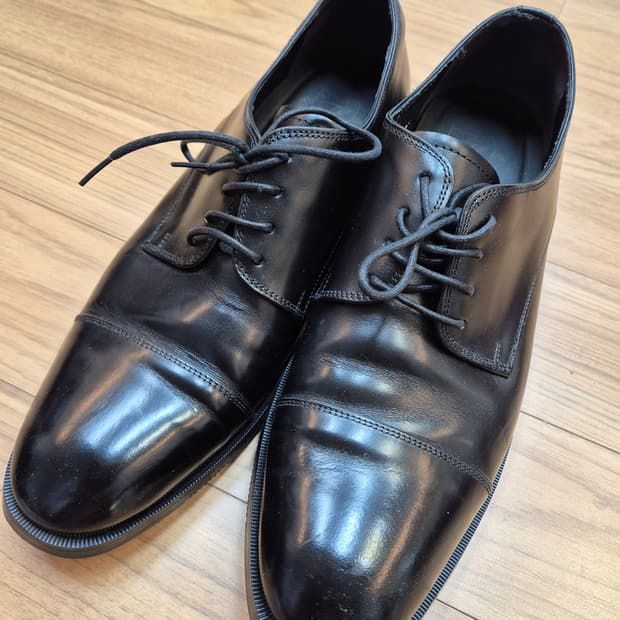 탠디 남성 구두 블랙 색상 270mm입니다. 무난한 디자인이라 어떤 스타