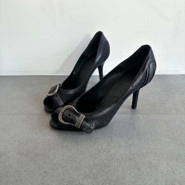 디올 존갈리아노 블랙 오블리크 버클 힐