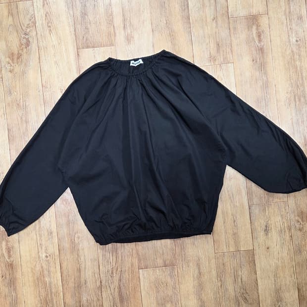 헬베티카(HELVETICA) 셔링 퍼프소매 블라우스 프리사이즈 새상품