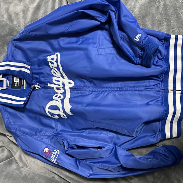 100) 뉴에라 야구 점퍼