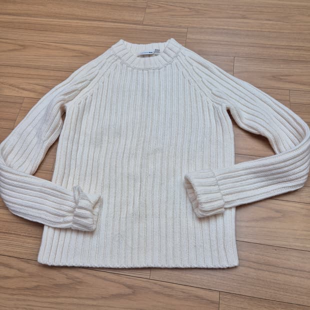 유니클로 JW 앤더슨 콜라보 골지 니트입니다. 아이보리 색상이라 어느 옷