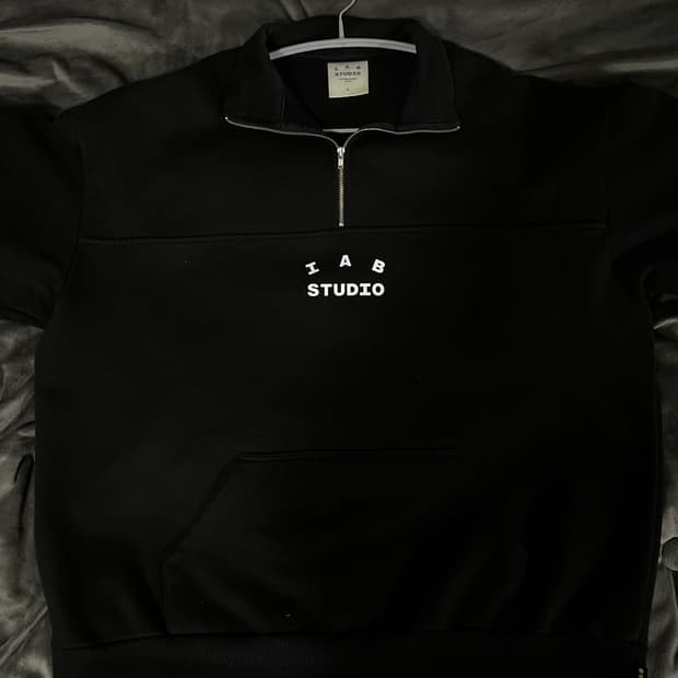 아이앱스튜디오 하프 반집업 맨투맨 블랙L