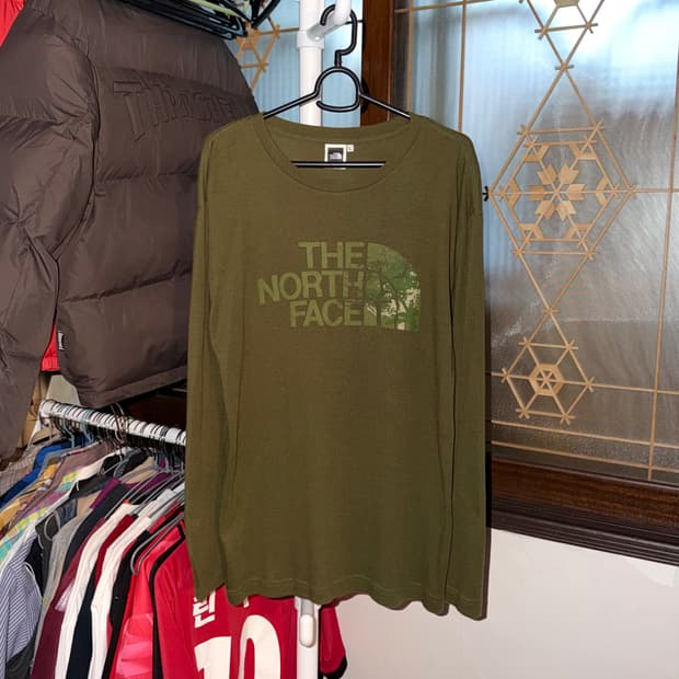 노스페이스 트리 그래픽 로고 카키 롱슬리브 긴팔 티셔츠