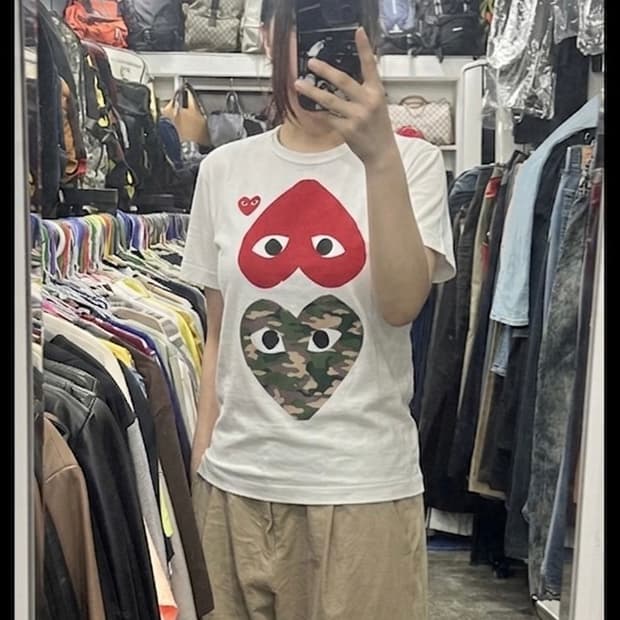 꼼데가르송 카모플라주 업사이드다운 빅하트 티셔츠