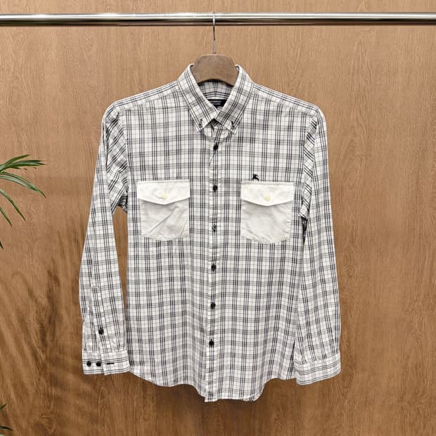 버버리 블랙 라벨 코튼 체크 셔츠 더블 포켓 로고 자수 디테일 화이트