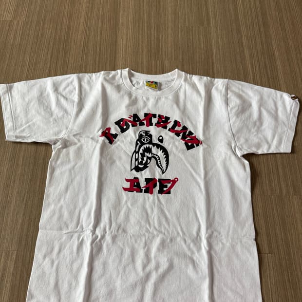 Bape  화이트 레드샤크  반팔 티셔츠 일본판
