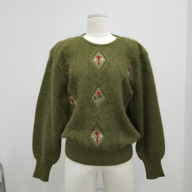 올리브그린 모헤어 다이아 패턴 자수니트 스웨터 