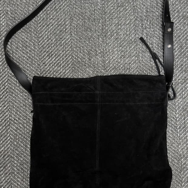 마지언타이틀 스웨이드 크로스백