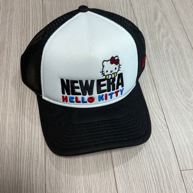 뉴에라 헬로키티 A프레임 트러커 볼캡