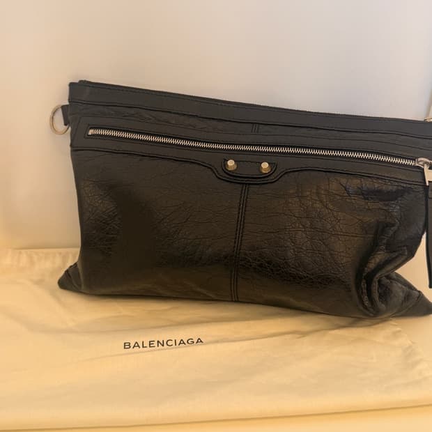발렌시아가(BALENCIAGA) 클래식 모터 클립 레더 클러치백