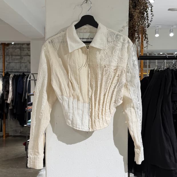 앤더슨 벨 화이트 알바 패치워크 플리츠 레이스 셔츠