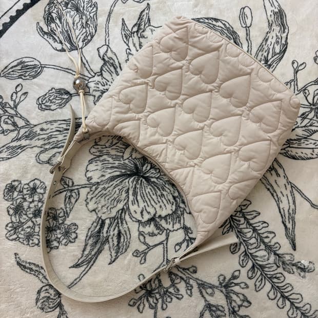 홀리 러브스 러브 퍼지백 (Fudge Bag) 아이보리 하트