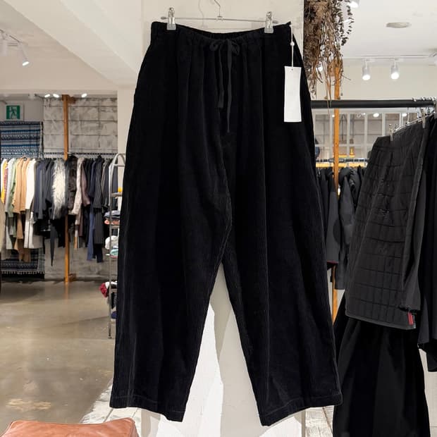 코모리 블랙 코듀로이 밴딩 와이드 팬츠