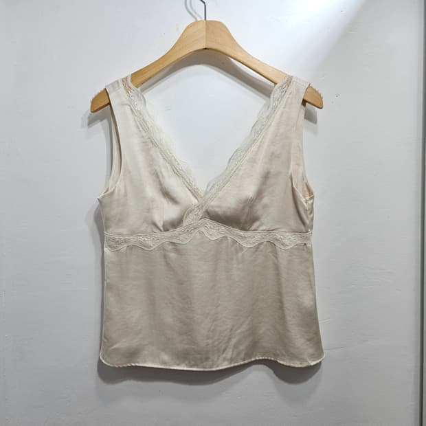 레이스 장식 나시 블라우스