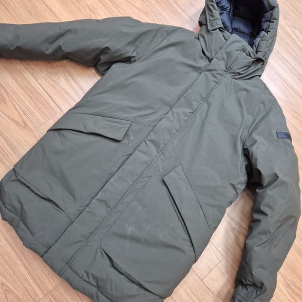 아이더 ESCAPE 다운 자켓 L사이즈 판매합니다. 색상은 카키색이고, 