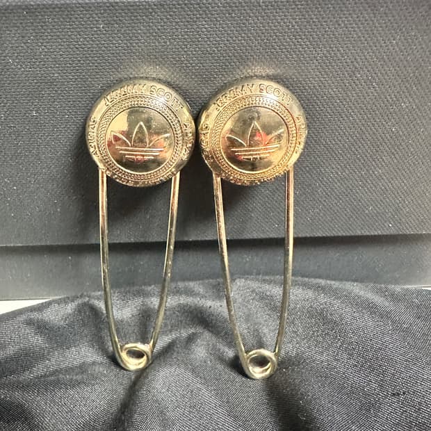 아디다스 x 제레미 스캇 빅 핀 브로치