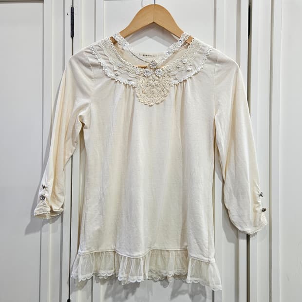 axes femme 레이스 블라우스 아이보리