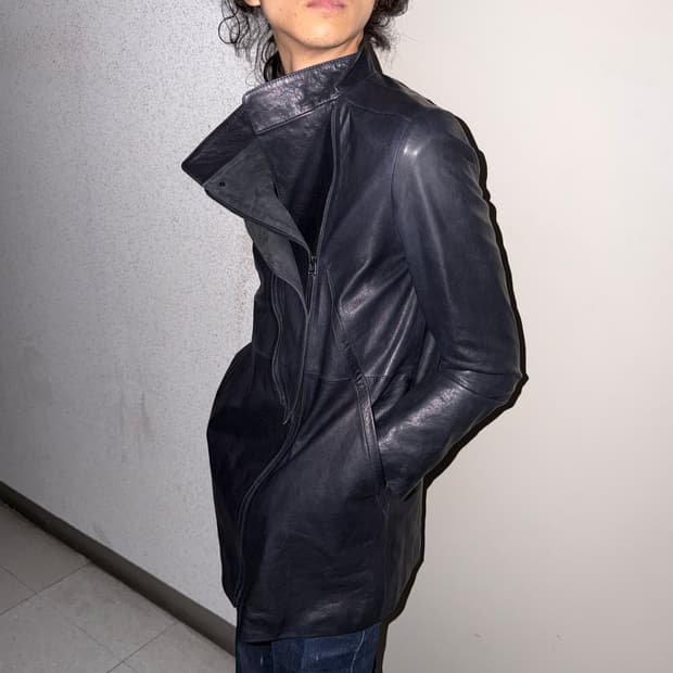 비대칭 하이넥 슬림 레더 코트