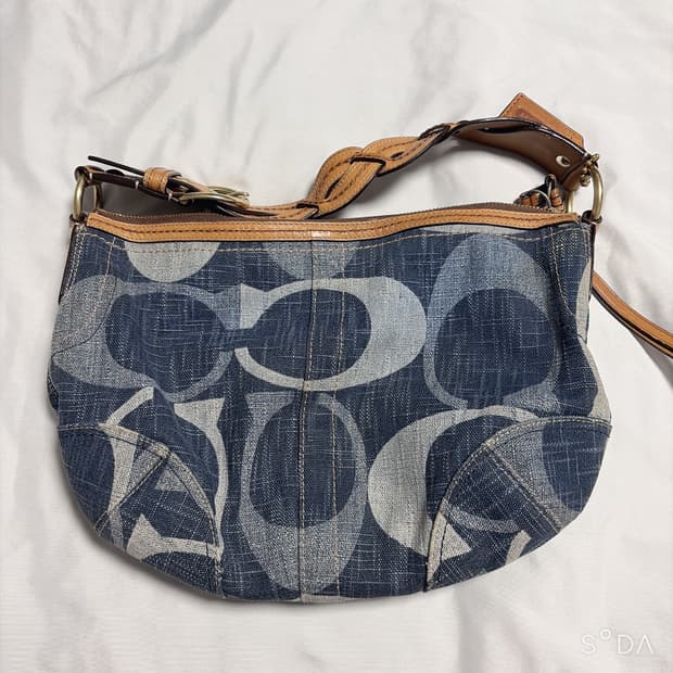 코치 시그니처 패턴 데님 호보 숄더백
