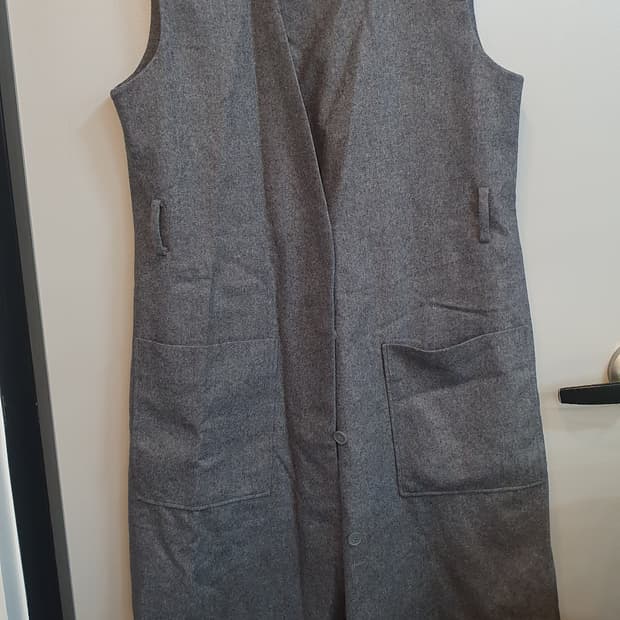 COS 울롱조끼40
울70% 폴리25% 케시미어5%
구김살짝외상태최상입니