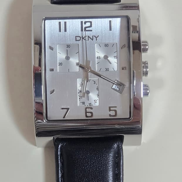DKNY (도나카란 뉴욕)사각 실버 크로노그래프 남성 손목시계