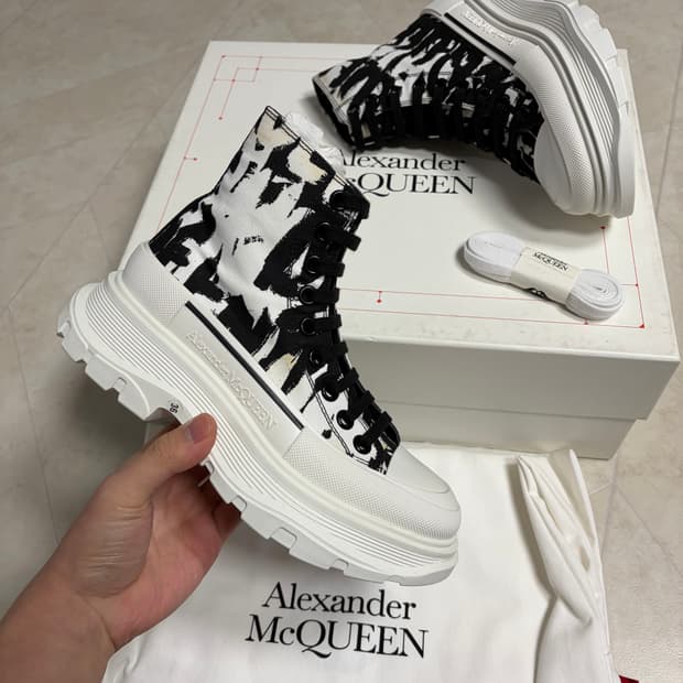새상품(230)알렉산더맥퀸 그래피티 트레드 슬릭 부츠 화이트블랙