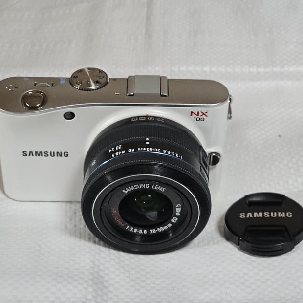 삼성 NX100 미러리스 카메라와 20-50mm 번들 렌즈